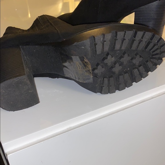 Elegant Black Suede Ankle Boots - Picture 2 of 3